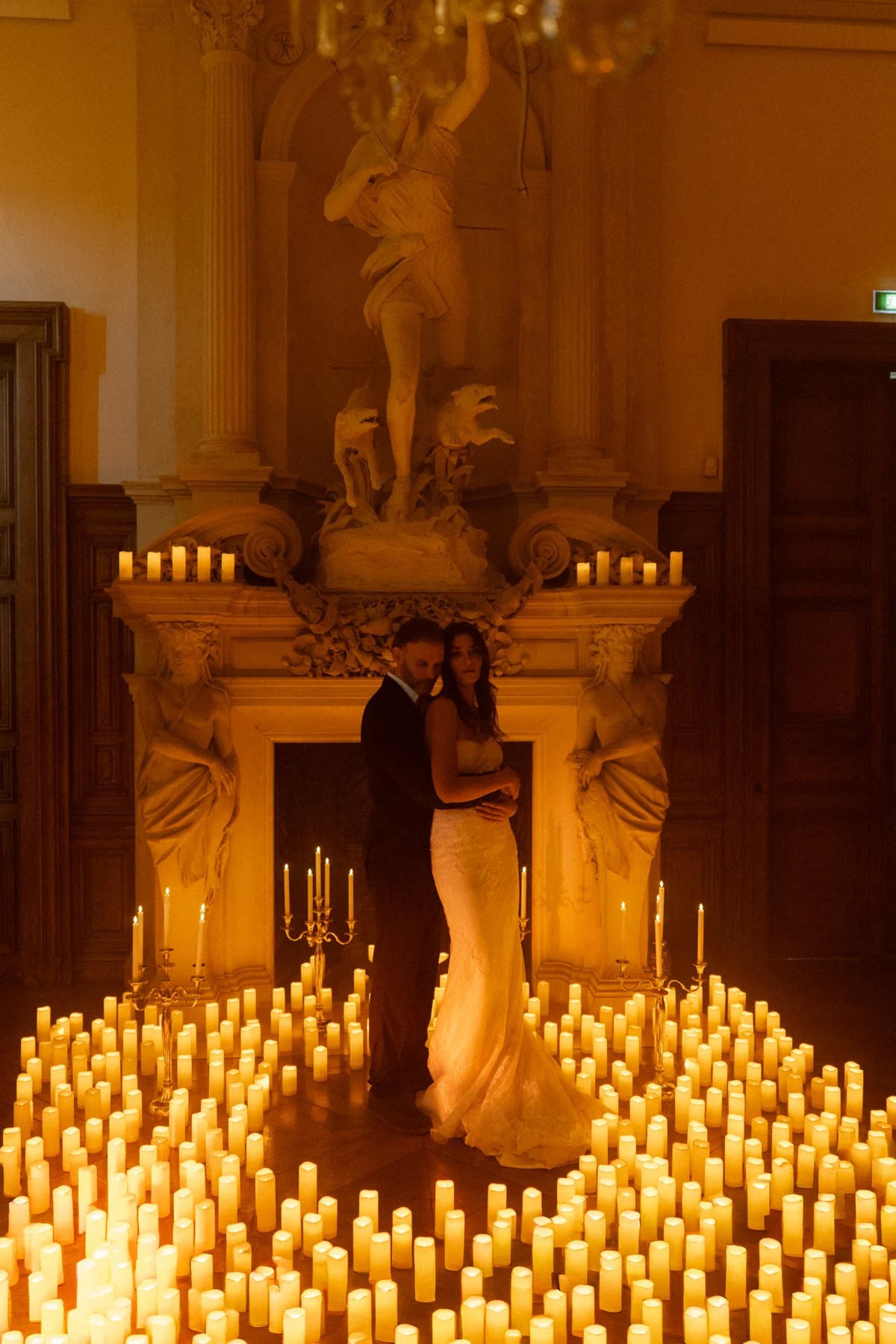 Scène de soirée éclairée aux bougies dans les salons du château