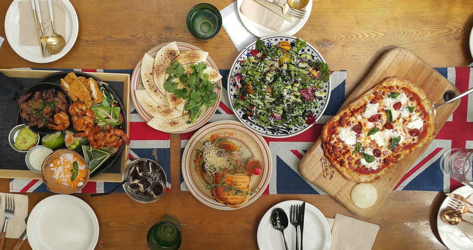Une table conviviale dans un restaurant italien, garnie de plats à partager, créant une ambiance de partage et de plaisir. Découvrez comment utiliser les réseaux sociaux pour renforcer l'engagement et fidéliser vos clients en restauration