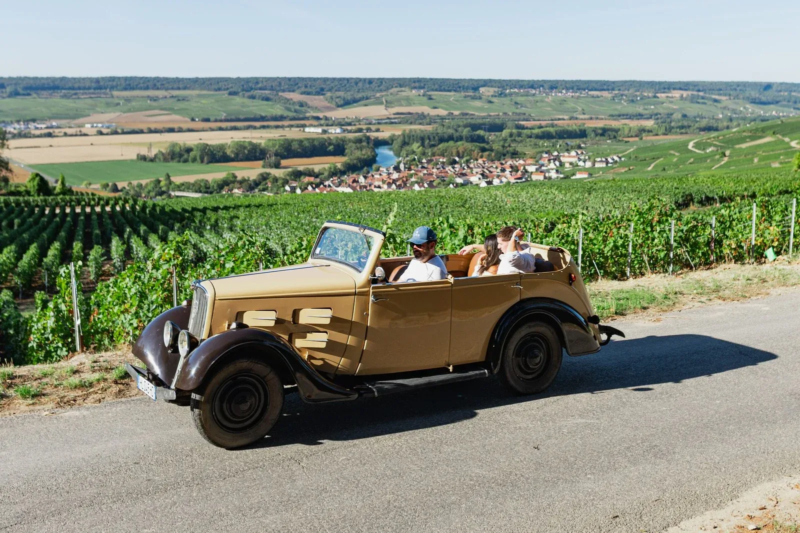 La Peugeot de collection ORIGYNE 1935 dans le vignoble champenois